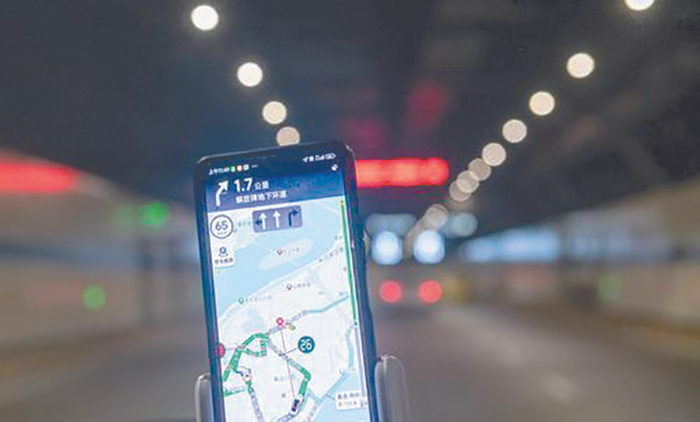     手机上的导航软件正在精确导航