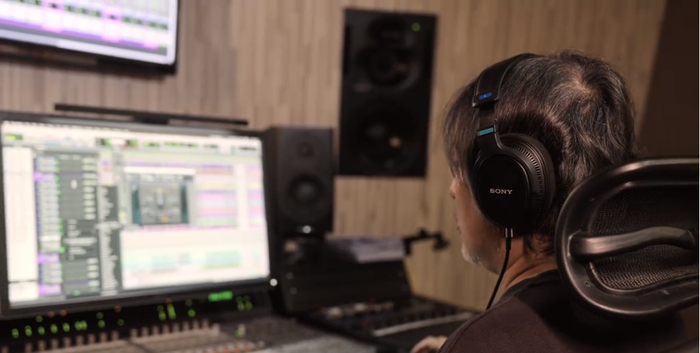 粟野敬三使用MDR-MV1制作音乐（图片来源：索尼随身影音微博）