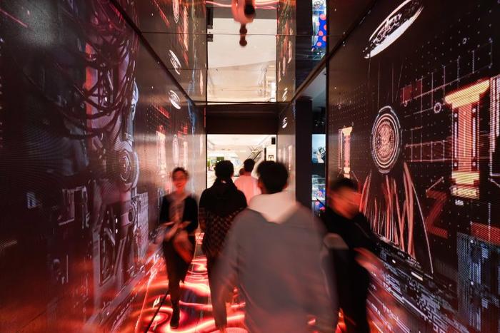 穿过FORCE TUNEL，便是此次展览的核心区域——通过不同的主题展区向参观者呈现了品牌40年来的进化与创新：