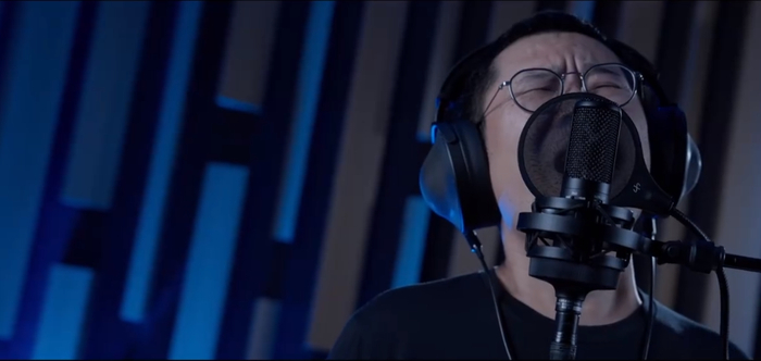 贾轶男使用C-100录音（图片来源：索尼随身影音微博）