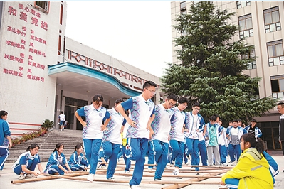 吉首市民族中学学生在跳竹竿。余欣泽 摄