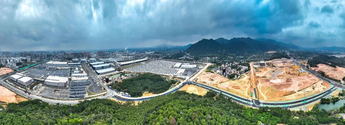 △集中签约、动工仪式现场与小鹏智能汽车配套零部件产业园。王振宇 摄