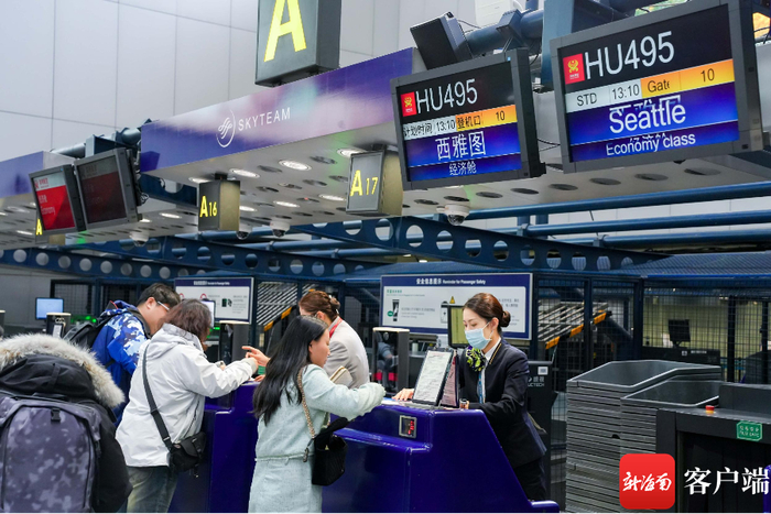 旅客有序办理值机手续。海南航空供图