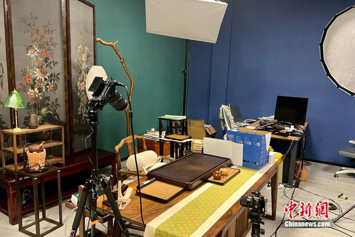 双江冰岛茶荟运营中心的直播间。中新网 张钰惠 摄