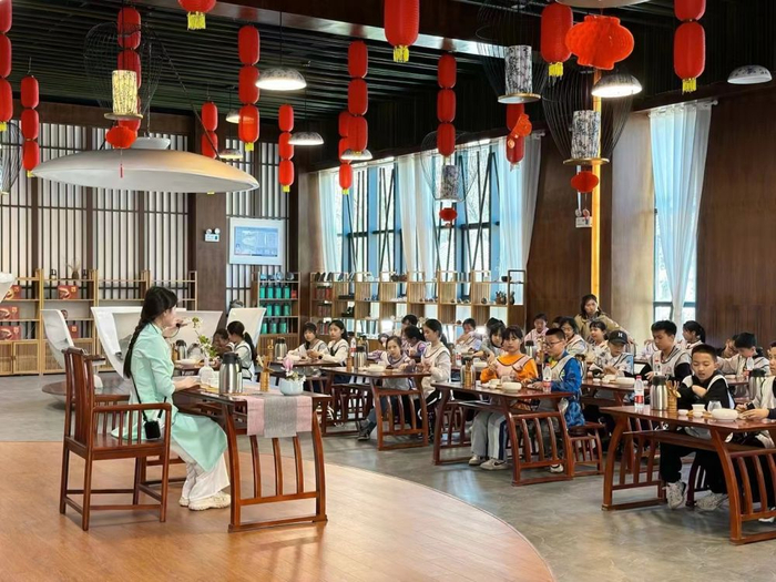 白马山研学基地里，学生们正在参与“寻茶问陶”研学活动。（袁学平摄）