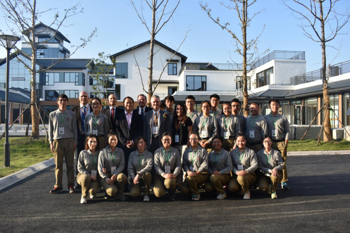 图：邀请国内外专家到医院指导教学