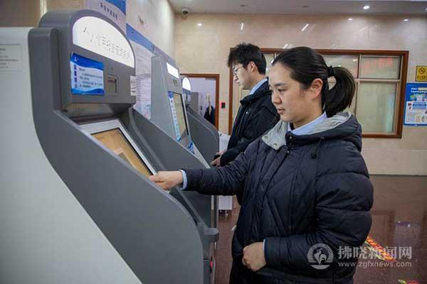 市民在中国人民银行宿州市分行自助查询机上查询个人信用报告。