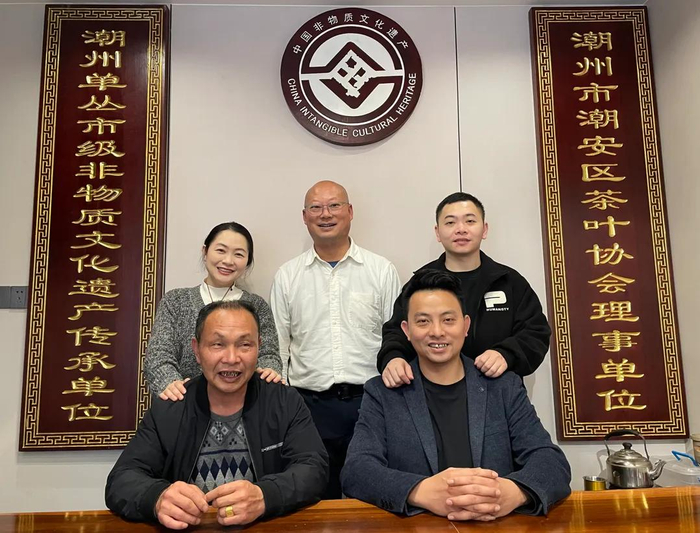 ▲文佩婷的父亲文锡誉（左下），表哥魏宏羽（右下），弟弟文剑龙（右上）。