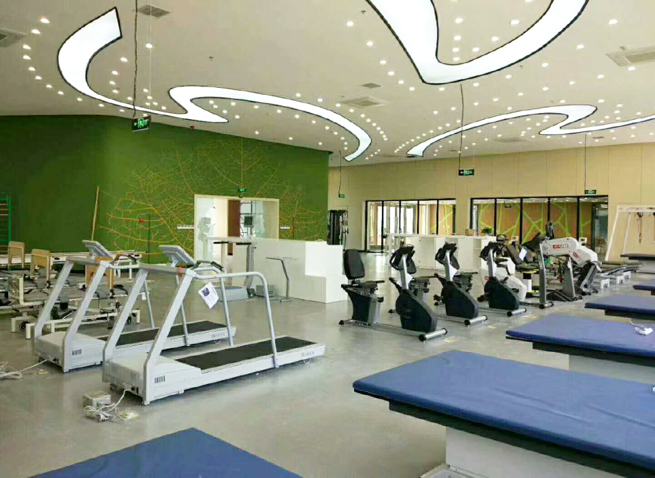      图：传统医院环境 vs 和佳康复医院环境