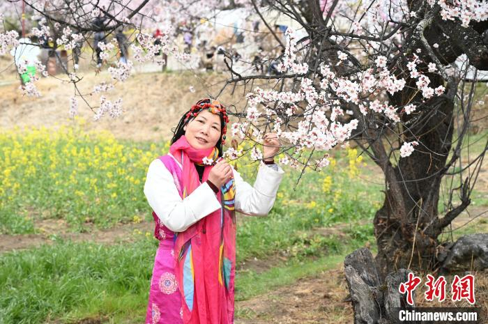 图为游客体验藏装在园区拍照。赵朗摄