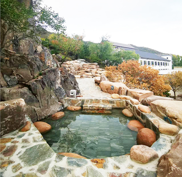 图为隆化县金水湾温泉度假村一角。