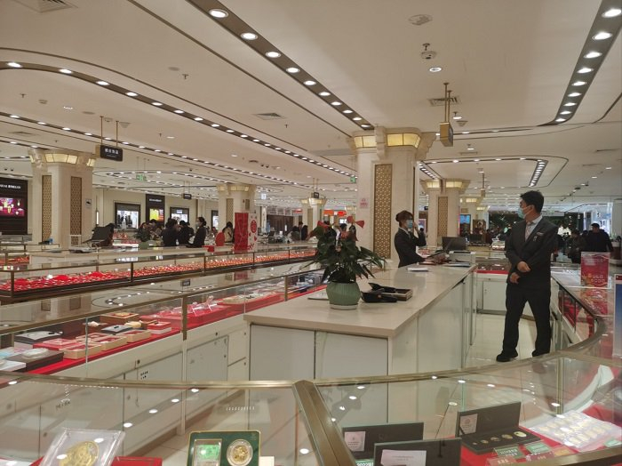 4月2日下午2点时分，北京菜百首饰总店一楼客流状况。 董红艳/摄