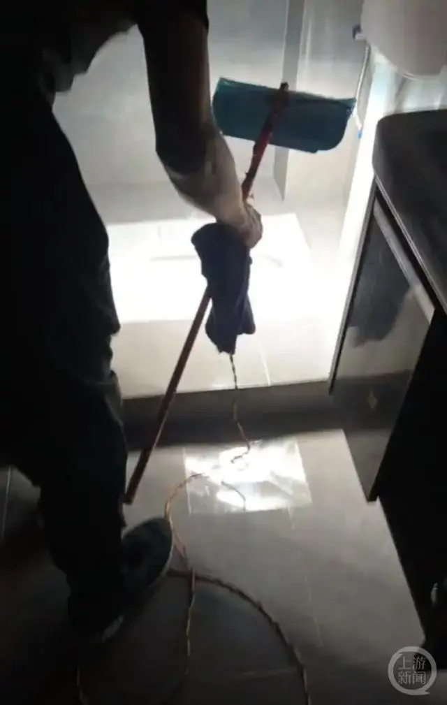 ↑房东郭某某用灯检查厕所。视频截图