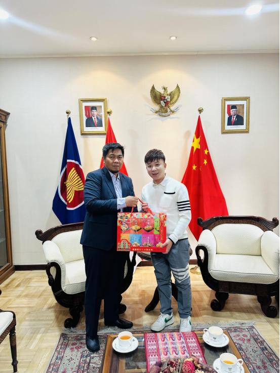盛世体育执行董事  尹国燊向印尼商务部参赞韩普迪赠送礼物