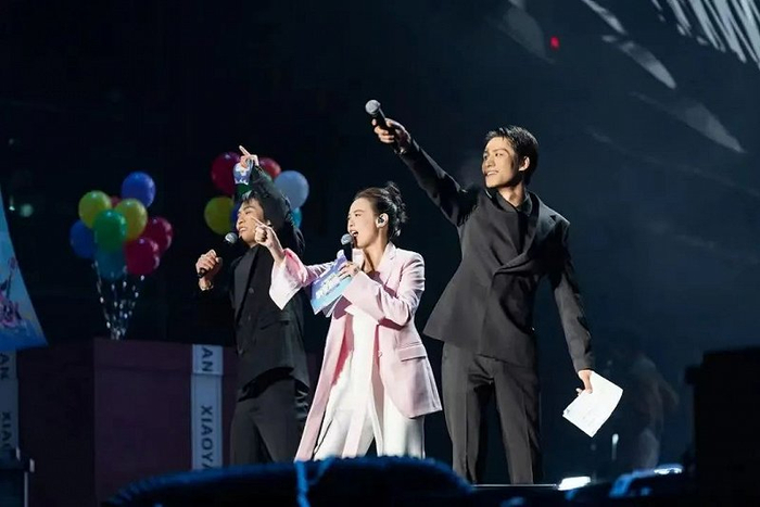 小杨哥演唱会，兄弟俩和主持人曾宝仪在台上 图片来源：三只羊网络