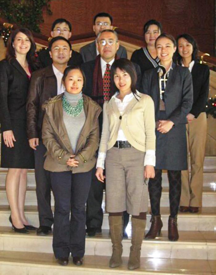 ·2007年，沙纳汉（第二排右一）在北京工作。