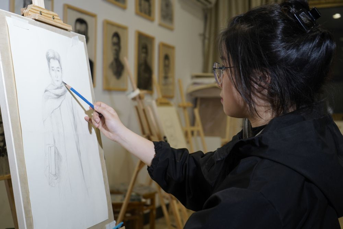 4月2日,安徽师范大学的"00后"大学生程功乐在为烈士画像.