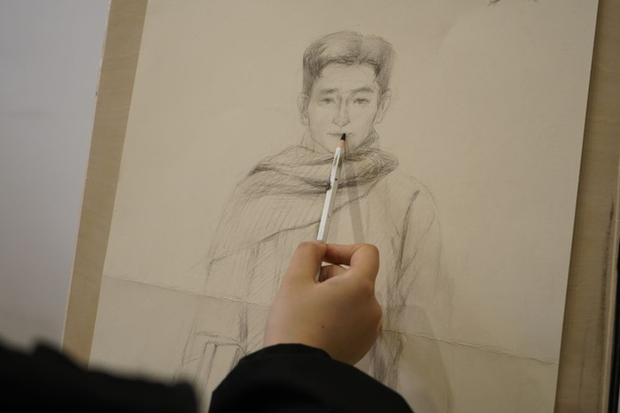 4月2日,安徽师范大学的"00后"大学生程功乐在为烈士画像.