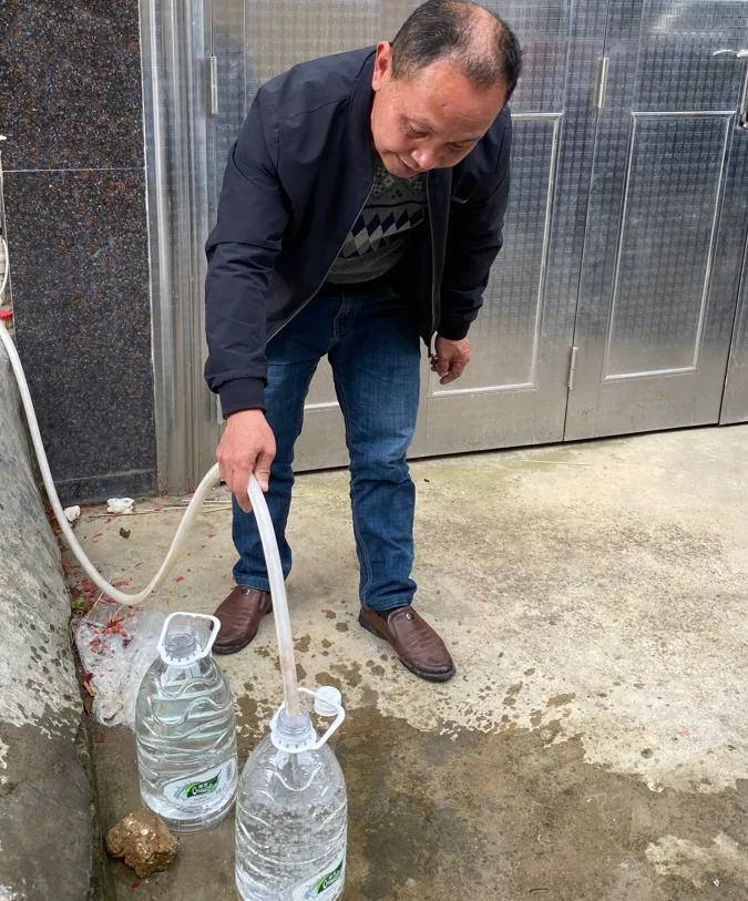 ▲文锡誉正忙着打山泉水，准备给我们泡茶。