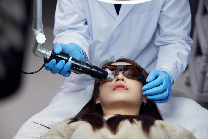 消费者正在进行轻医美项目。（图片由摄图网提供）