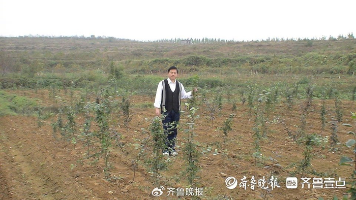 2007年，陈学森在泰安横岭苹果育种基地。受访者供图