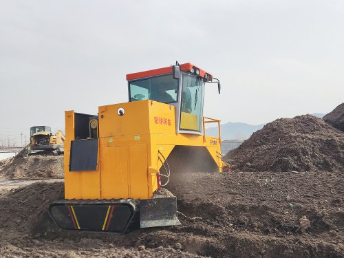 在北京市昌平区流村镇农业废弃物综合处理站，一辆翻抛机正在作业，帮助废弃物发酵成肥。 赵艺璇摄