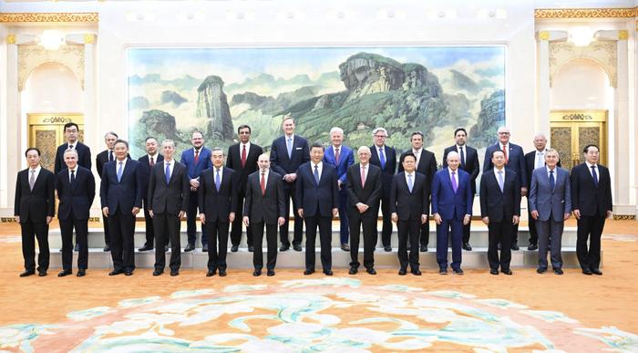   3月27日，国家主席习近平在北京人民大会堂集体会见美国工商界和战略学术界代表。新华社记者申宏摄