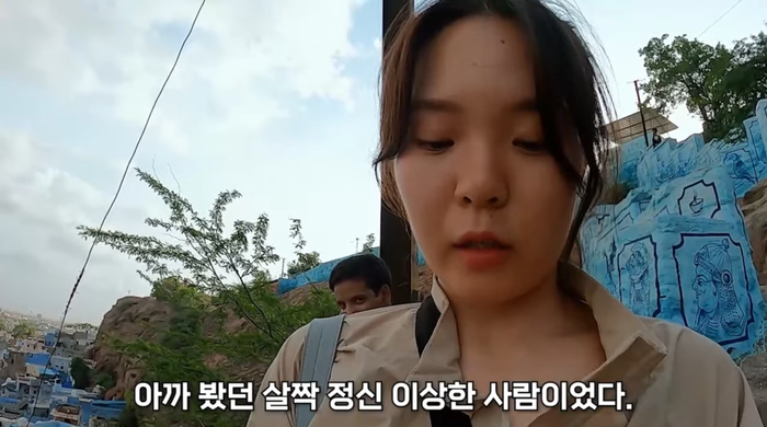 韩国油管博主顺伊在印度的视频截图，一个陌生男性尾随并注视着她，随后又向顺伊裸露了生殖器官