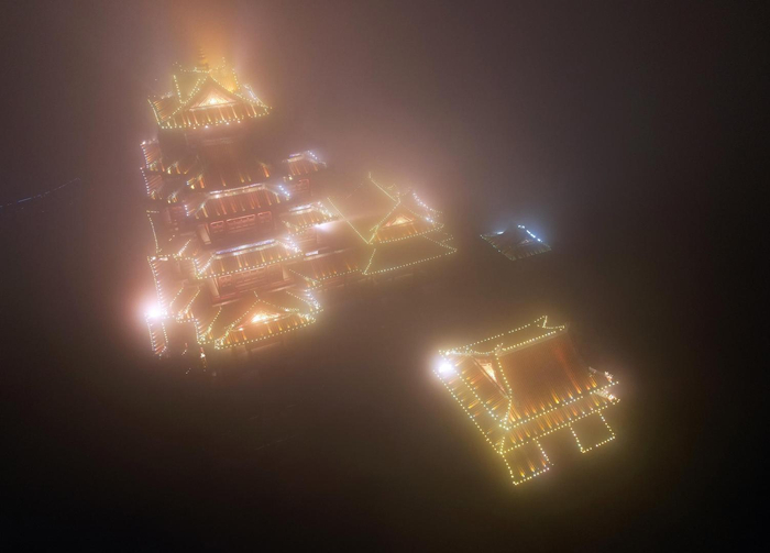 ▲4月2日是世界孤独症关注日，南京阅江楼在雨雾中点亮 据视觉中国