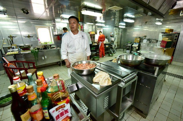 　　餐饮业与人民群众日常生活紧密相关，是促消费、惠民生、稳就业的重要领域。摄影/章轲