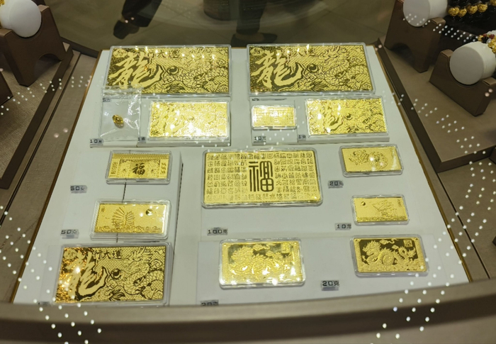 　六福珠宝的金条、金钞展示柜