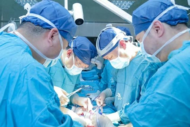 肝胆外科陶开山主任、泌尿外科杨晓剑副主任等游离、灌注、获取供肾（图片来源：西京医院公众号）