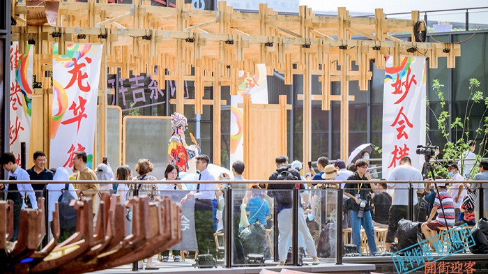 龙华会开业当天，商场内搭台唱戏吸引消费者。（图片来源：《解放日报》）