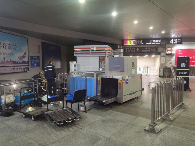 △图为工作人员正在连夜将安检机外移至通道入口处。