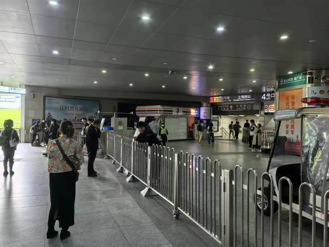 △通道北端的设置相似，围栏将铁路西北、东北两处出口和地铁4号出入口一并围了起来。