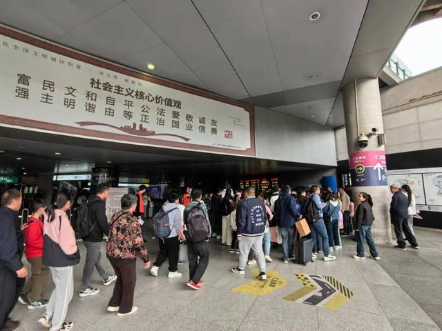 △4月4日上午从南侧安检进入通道的主要是金山铁路过来的换乘客流。