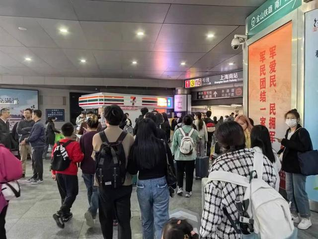 △随着铁路短时到达客流集中，大量旅客涌入地铁，但此前的安检机前排起长队的现象不见了。