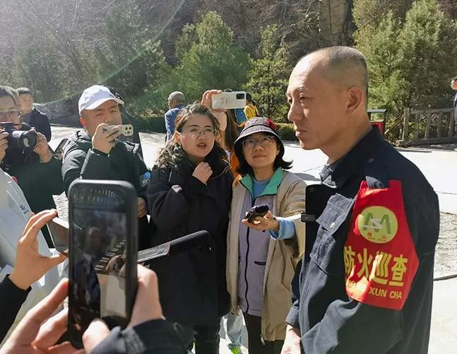 记者在绵山景区采访