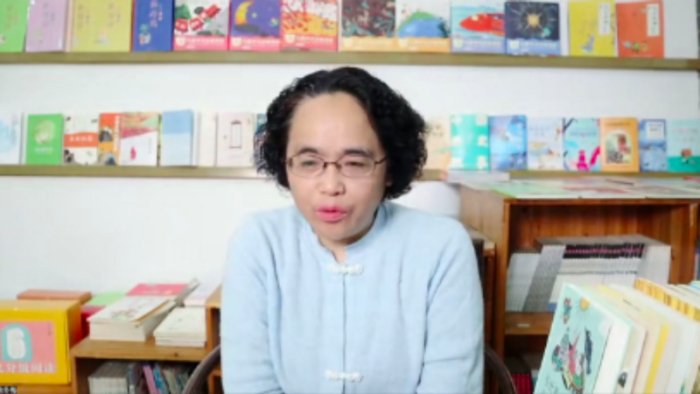 徐冬梅以“童书里有辽阔的世界”为主题进行分享。图片为视频截图。