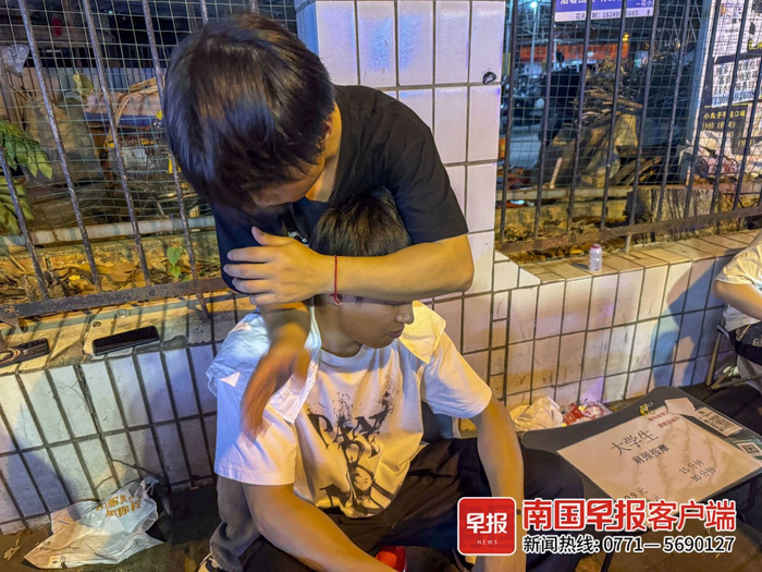 小罗的按摩手法娴熟。记者 邹财麟 摄