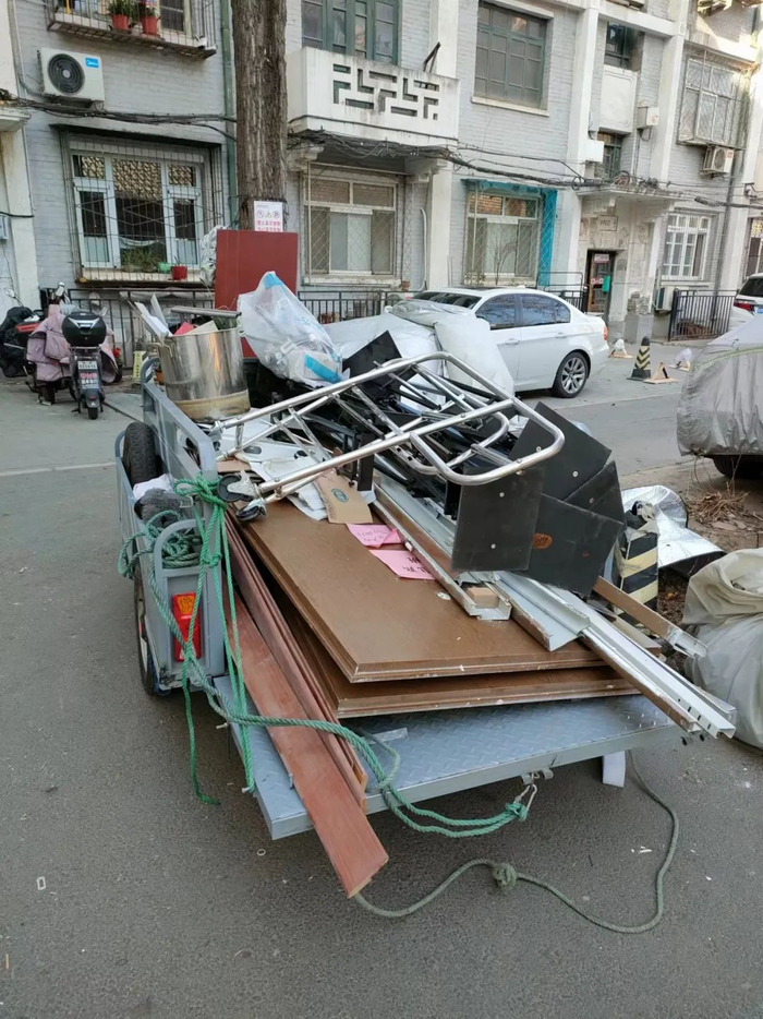 小区里的流动回收三轮车。图/李权云