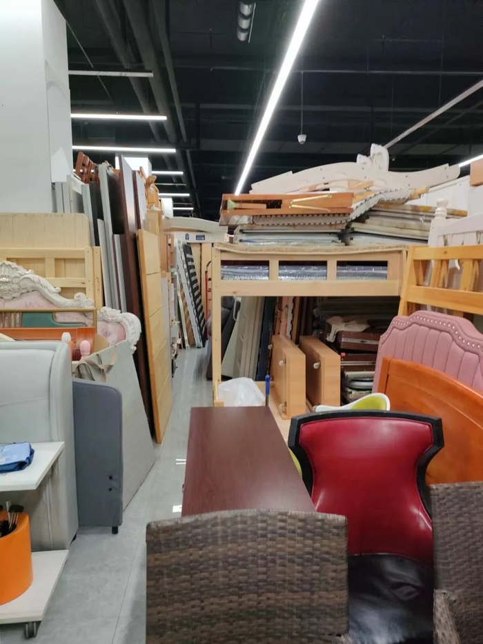 旧家具从各种渠道汇集到二手家具卖场。图/李权云