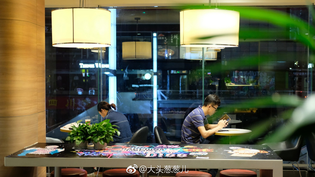 周先生拍摄的“深夜麦当劳”照片