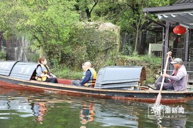 游客乘船游览 俞倩玮/摄