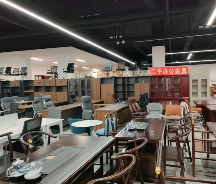 红木类二手家具较受欢迎。图/李权云