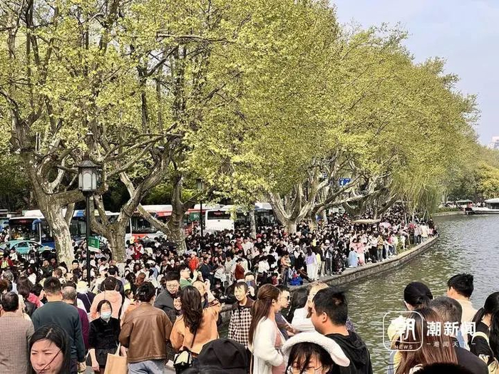 断桥边所有可见之处都站满了人。邹宸/摄