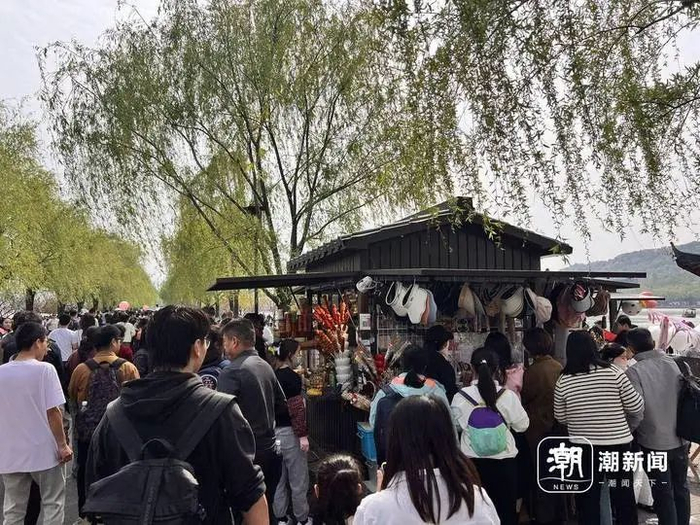 断桥上受追捧的小铺。邹宸/摄