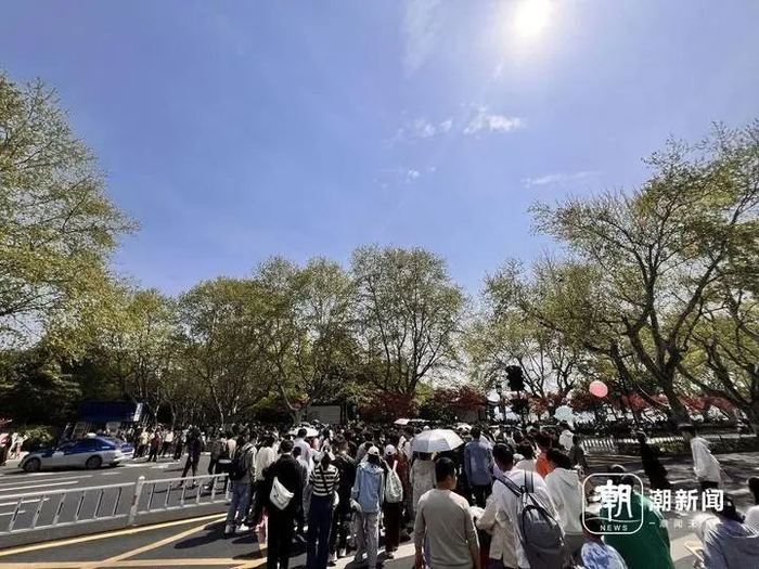 横穿北山街的人流。 邹宸/摄