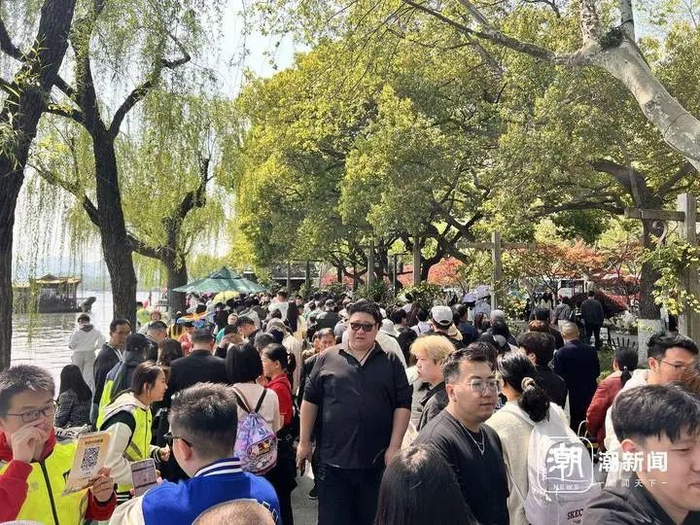 少年宫游船点的拥挤人潮。邹宸/摄