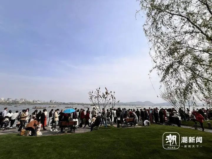 手划船停靠点大排长龙。邹宸/摄